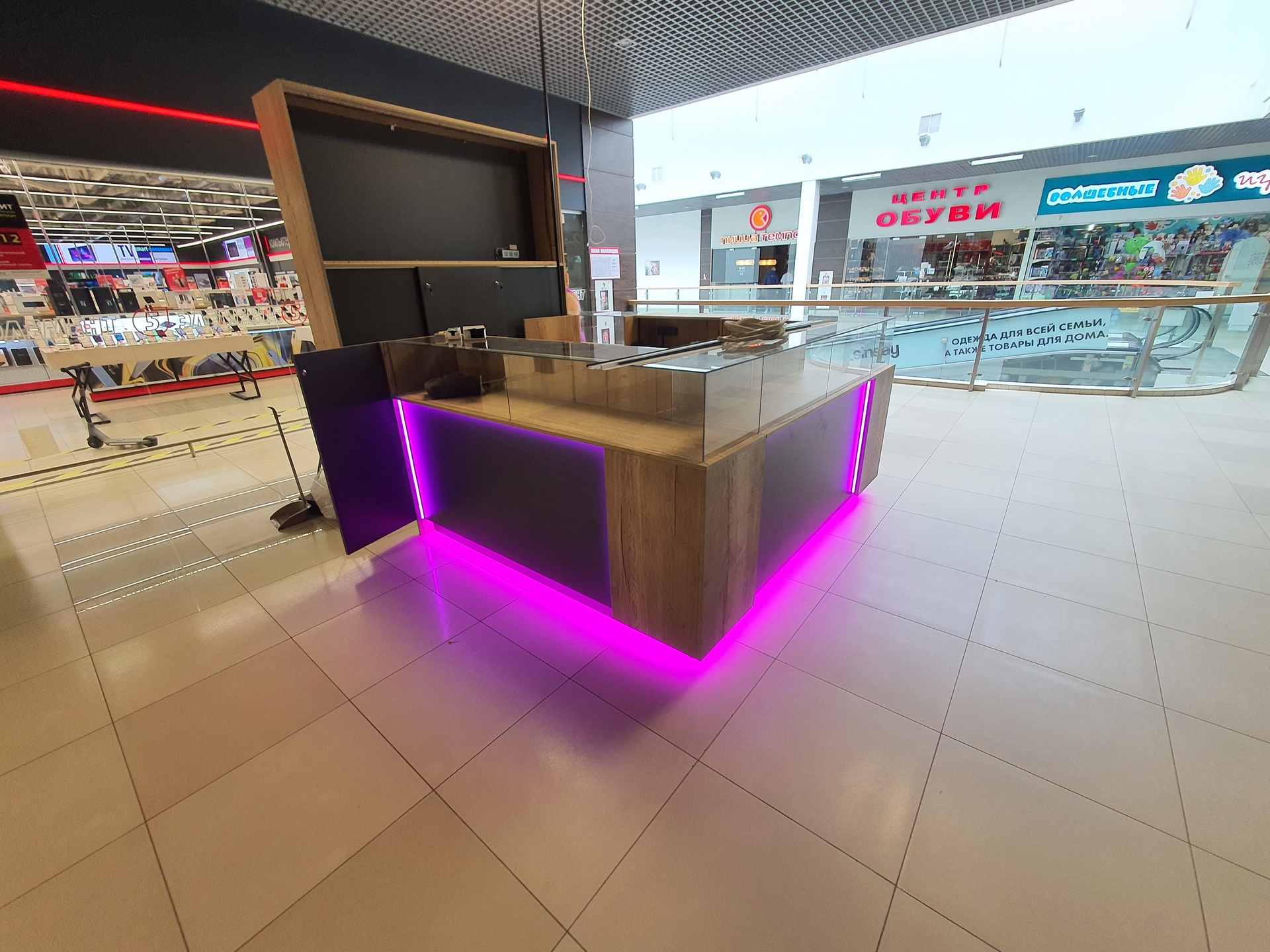 Монтаж освещения в торговом павильоне